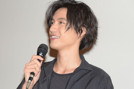 客席を見渡す福士蒼汰。