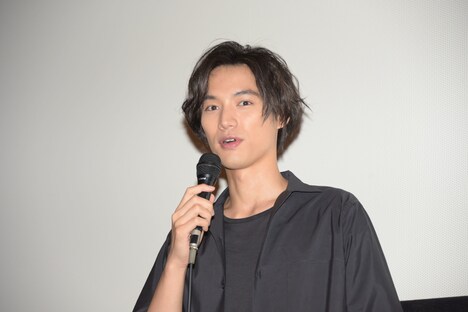 観客の質問に答える福士蒼汰。