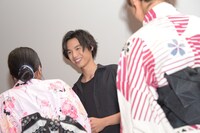 福士蒼汰が観客にうちわを手渡しする様子。