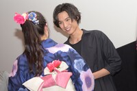 福士蒼汰が観客にうちわを手渡しする様子。