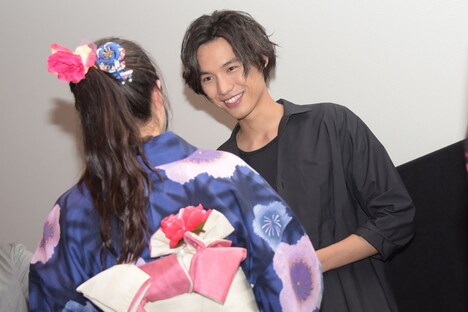 福士蒼汰が観客にうちわを手渡しする様子。