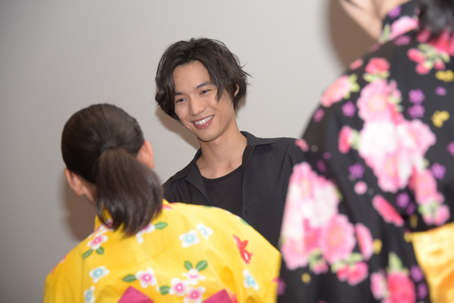 福士蒼汰が観客にうちわを手渡しする様子。
