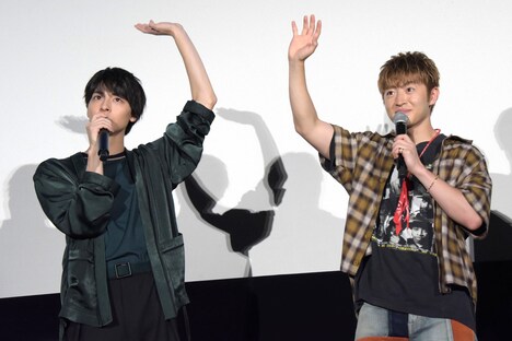 ライブビューイングのカメラに手を振る高杉真宙（左）、佐野玲於（右）。