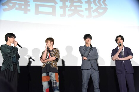 質問の答えに悩む登壇者たち。