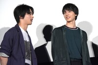 卒業証書授与の順番を待つ間、談笑する横浜流星（左）と高杉真宙（右）。