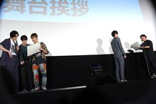 卒業証書を授与される中川大志（右）と、卒業証書に興味津々の3人（左）。