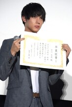 卒業証書を受け取った中川大志。