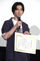 卒業証書を受け取った横浜流星。