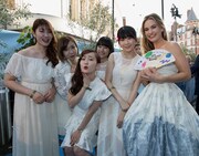 リリー・ジェームズ（右）とLittle Glee Monster。