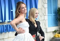 左からリリー・ジェームズ、アマンダ・セイフライド。