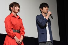 左から白石晴香、大塚剛央。