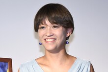 「モンキービジネス おさるのジョージ著者の大冒険」トークイベントに出席した監督の山崎エマ。