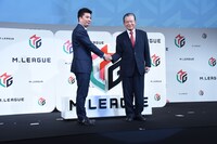 左から藤田晋、川淵三郎。