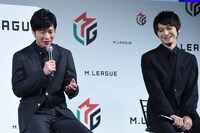 左から田中圭、本郷奏多。