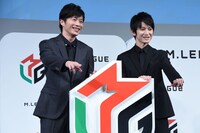 左から田中圭、本郷奏多。