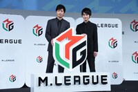 左から田中圭、本郷奏多。