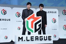 左から田中圭、本郷奏多。