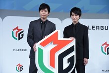 左から田中圭、本郷奏多。