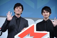 左から田中圭、本郷奏多。