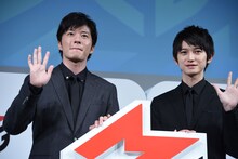 左から田中圭、本郷奏多。