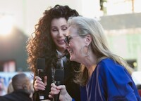 手前からメリル・ストリープ、シェール。