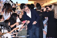 ファンと記念撮影するクリストファー・マッカリー。