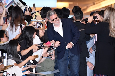 ファンと記念撮影するクリストファー・マッカリー。