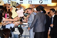 ファンサービスを行うサイモン・ペッグ。