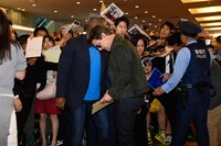 ファンサービスを行うトム・クルーズ。