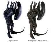 メイキングブック「The Book of Alien」に掲載された写真（左）とスタチューの比較画像。