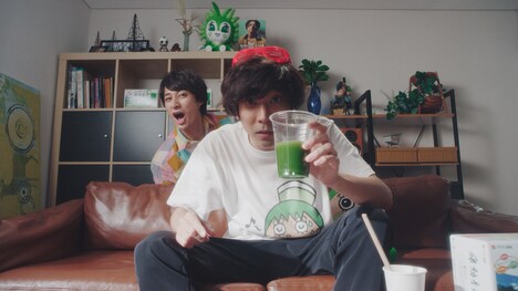 「一人の息子」のスピンオフ動画より、左から高崎翔太、関口アナム。