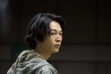 「アウト＆アウト」より、岩井拳士朗演じる覆面男。