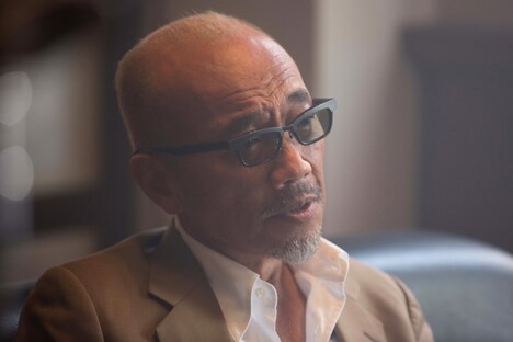 「アウト＆アウト」より、竹中直人演じる情報屋。