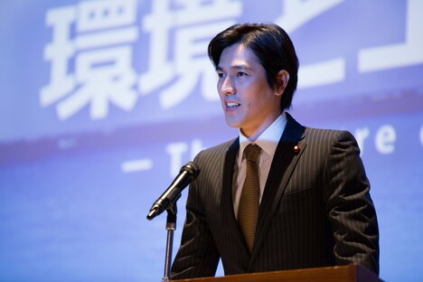 「アウト＆アウト」より、要潤演じる鶴丸清彦。