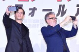 客席の写真を撮るヘンリー・カヴィル（左）、クリストファー・マッカリー（右）。