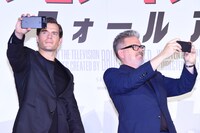 客席の写真を撮るヘンリー・カヴィル（左）、クリストファー・マッカリー（右）。