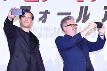 客席の写真を撮るヘンリー・カヴィル（左）、クリストファー・マッカリー（右）。