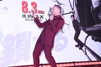 客席の写真を撮るサイモン・ペッグ。