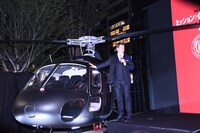 ヘリコプターの操縦を振り返るトム・クルーズ。