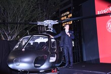 ヘリコプターの操縦を振り返るトム・クルーズ。