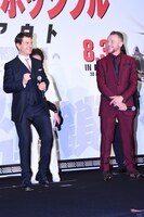 走る動作をするトム・クルーズ（左）。