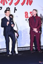 走る動作をするトム・クルーズ（左）。