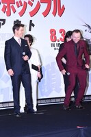 走るトム・クルーズのまねをするサイモン・ペッグ（右）。