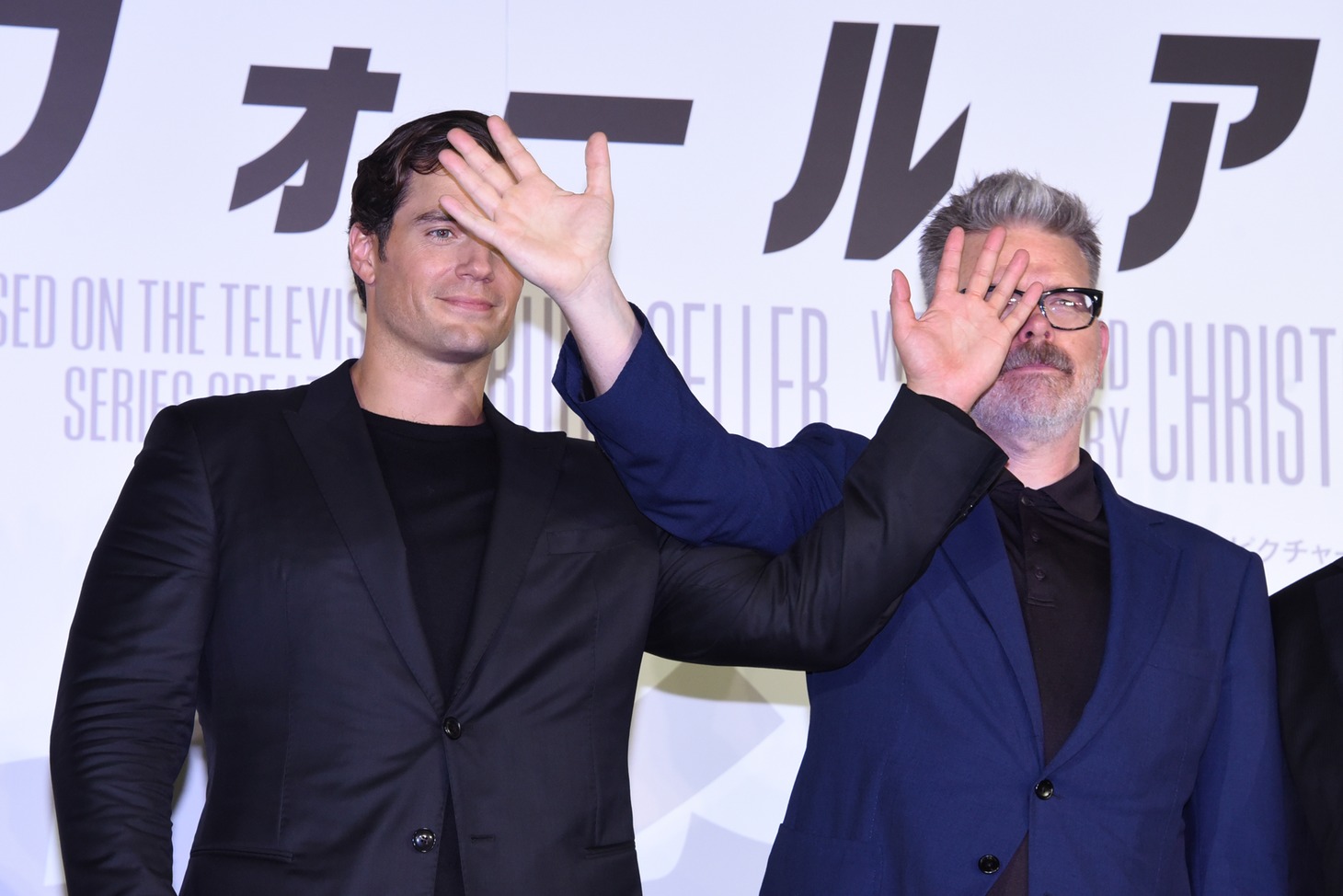 互いの顔を隠そうとするヘンリー・カヴィル（左）とクリストファー・マッカリー（右）。