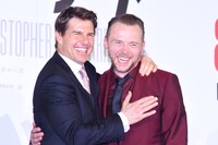 抱き合うトム・クルーズ（左）とサイモン・ペッグ（右）。