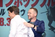 トム・クルーズ（左）の背中に手を置くサイモン・ペッグ（右）。