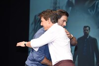 ハグをするトム・クルーズ（右）とヘンリー・カヴィル（左）。