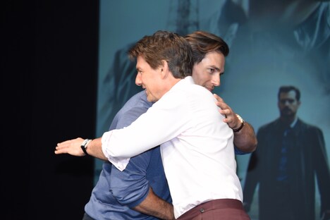 ハグをするトム・クルーズ（右）とヘンリー・カヴィル（左）。