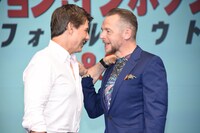 向き合いながら話すトム・クルーズ（左）とサイモン・ペッグ（右）。