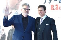 左からクリストファー・マッカリー、トム・クルーズ。